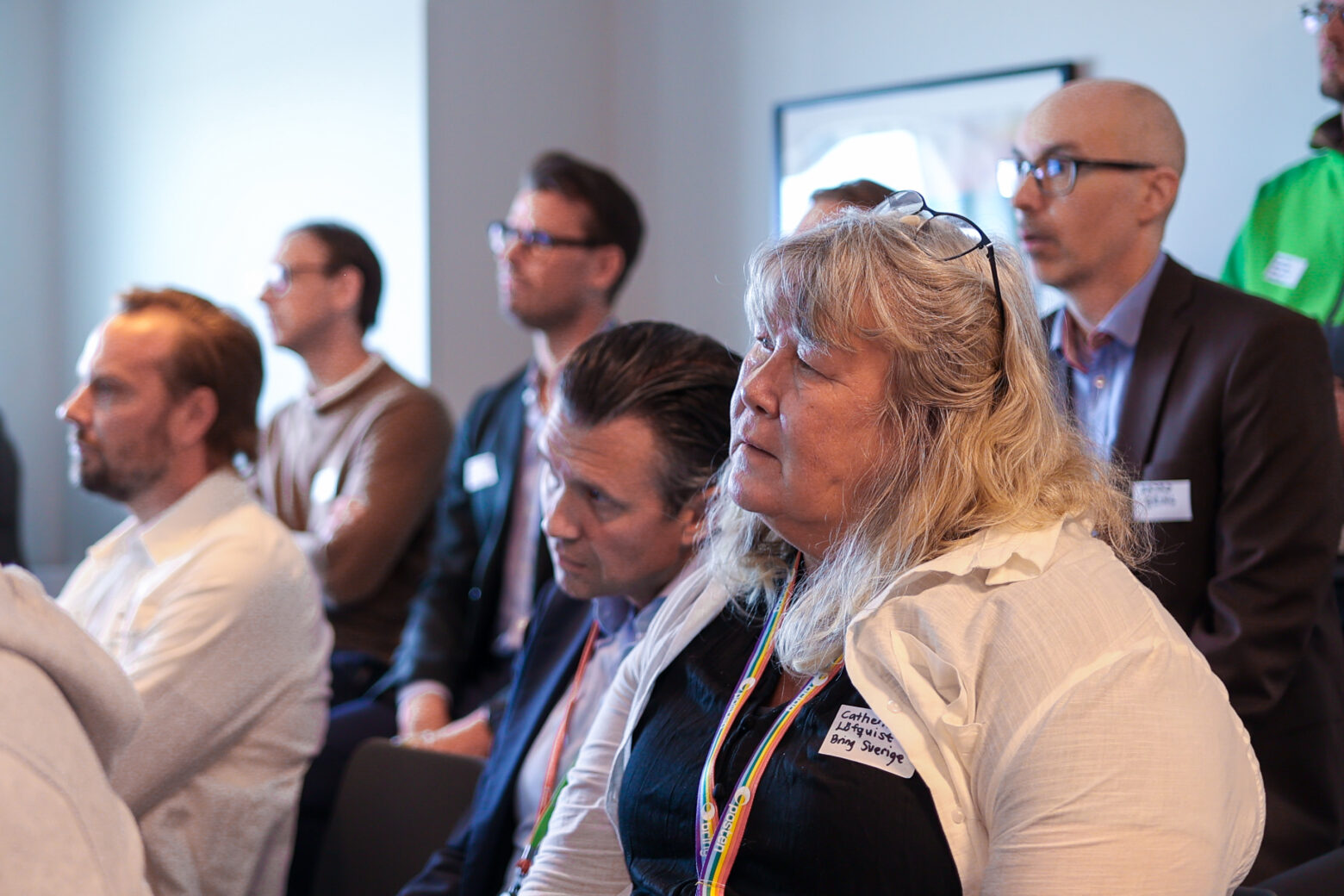 Eventdeltagare lyssnar på paneldiskussioner.