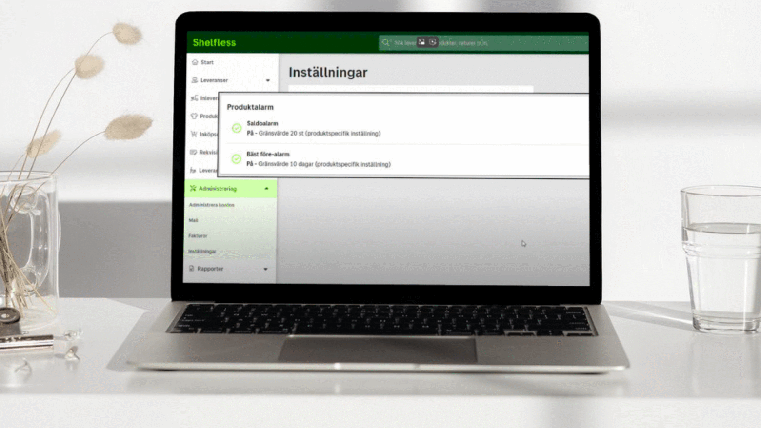 Dator med vy från Partnerportalen och hur en notis kan se ut.