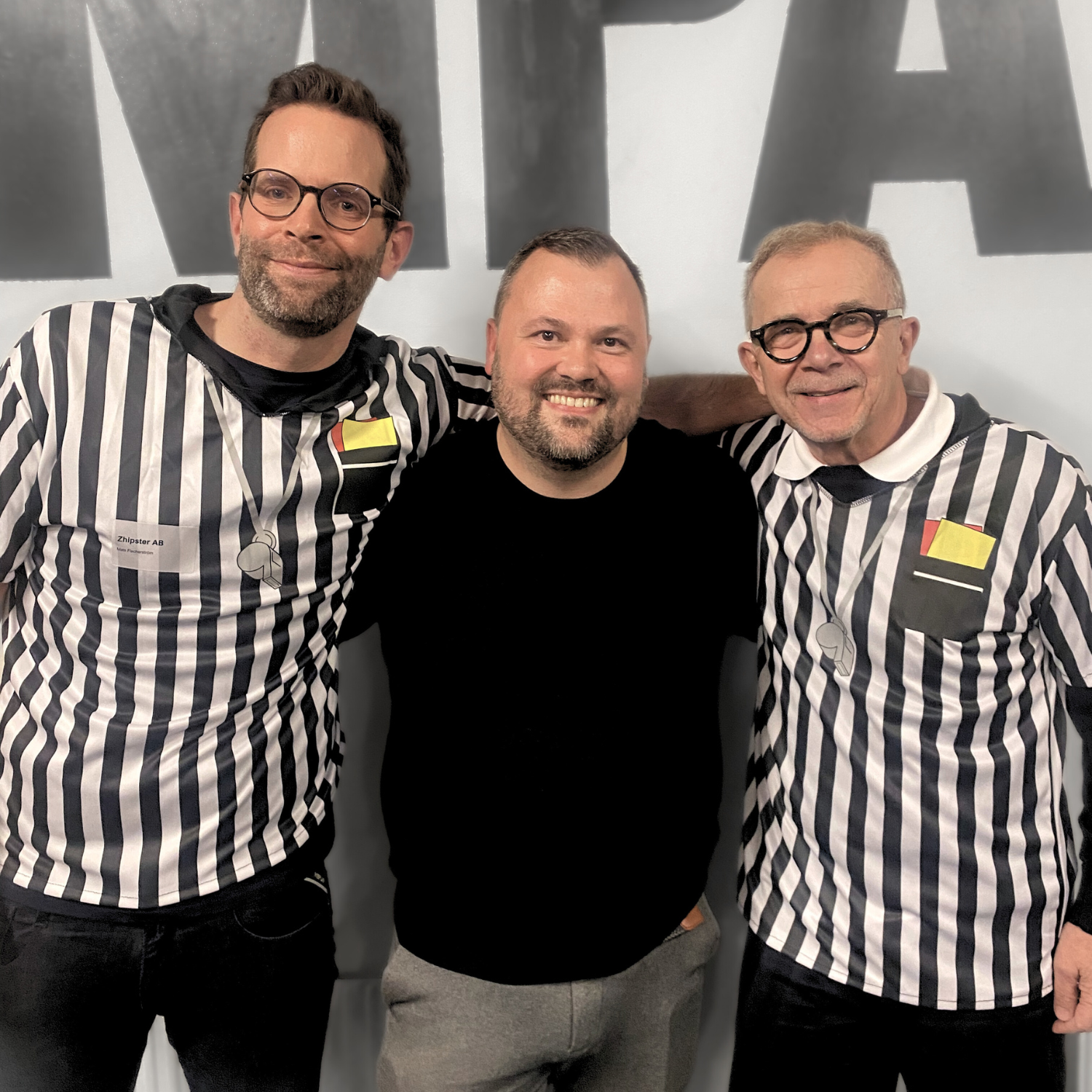 Tommy tillsammans med konferencier Mats Fischerström och ringdomare Arne B Andersson Elfvendahl.