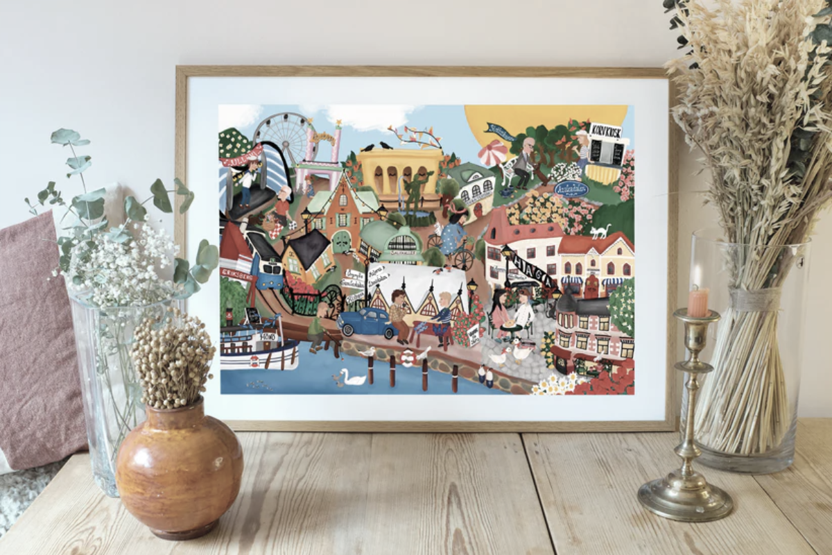 Inramad plansch från Pusselparet tillsammans med en vas och en ljusstake.